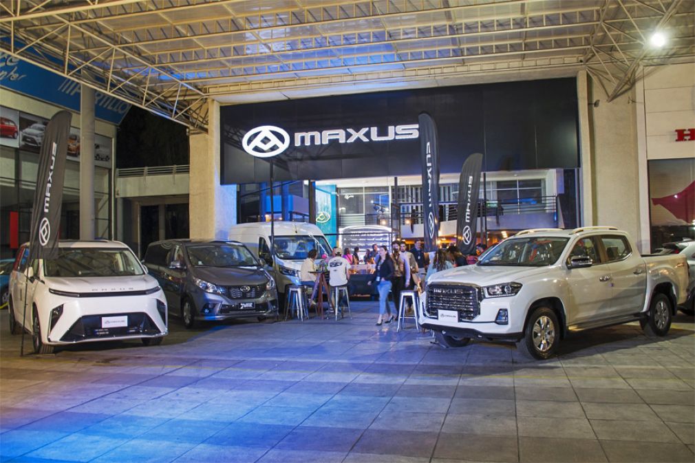 Maxus celebra 10 años, inaugura showroom y presenta nueva van