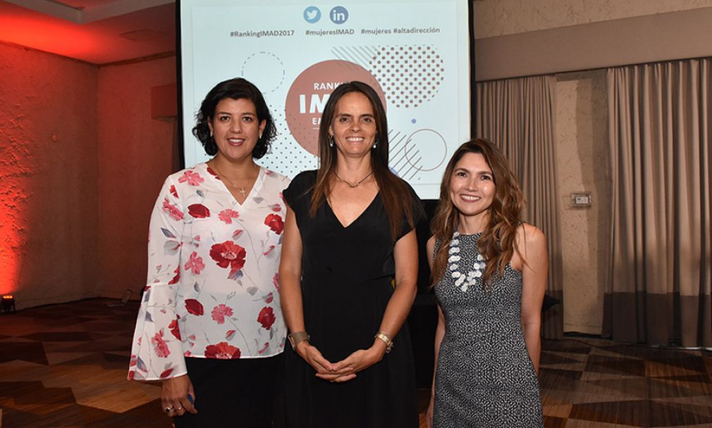 Tania Osorio y Camila Peraldi, de P&amp;G, con Carolina Eterovic, directora ejecutiva Mujeres Empresarias (al centro).