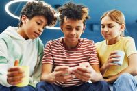 Ni&ntilde;os y adolescentes ven el doble de videos online que offline