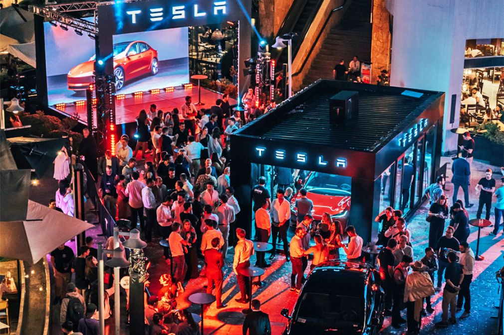Tesla llegó a Chile abriendo una tienda en Parque Arauco
