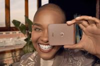Estreno del Color del A&ntilde;o 2025 de Motorola y Pantone