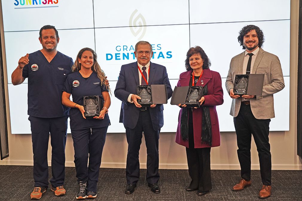Felipe Viterbo y Lorena &Aacute;lamo (Fundaci&oacute;n Odontoruteros), Roberto Irribarra, Gianitsa Georgudis y Felipe Parraguez, Grandes Dentistas 2023 
